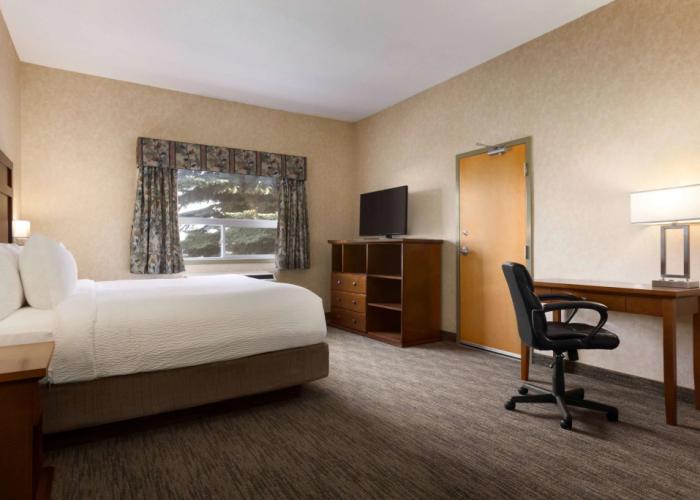 Days Inn & Suites by Wyndham Brooks