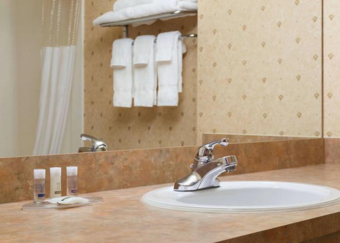 Days Inn & Suites by Wyndham Brooks