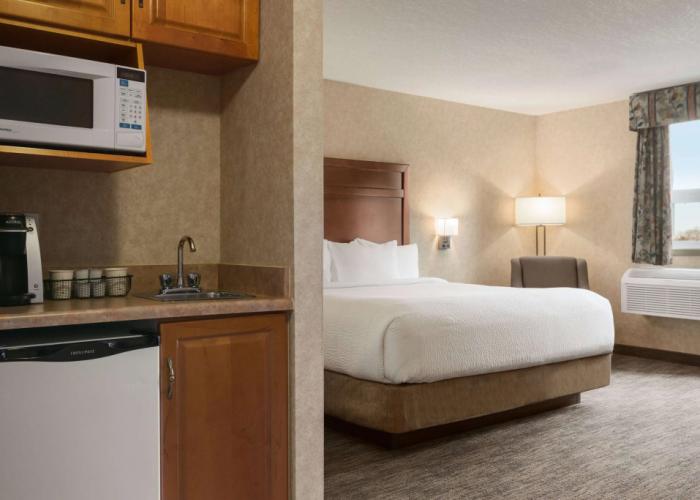 Days Inn & Suites by Wyndham Brooks