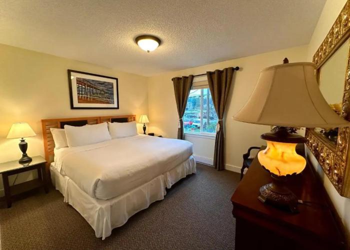 The Bayshore Waterfront Inn