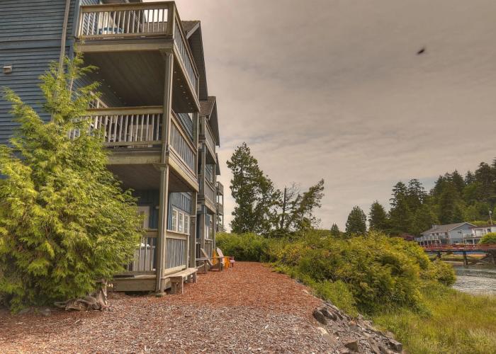 Waters Edge Shoreside Suites