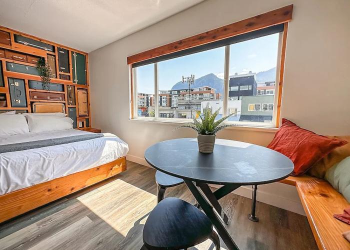 Crash Hotel Squamish
