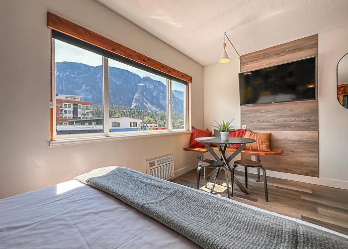 Crash Hotel Squamish