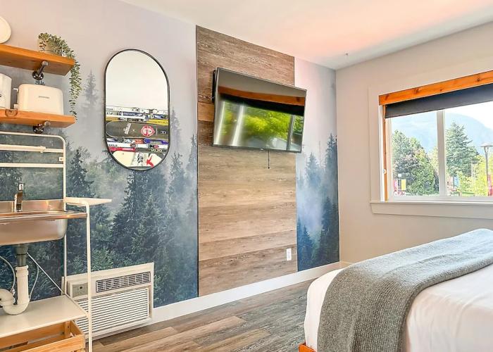 Crash Hotel Squamish