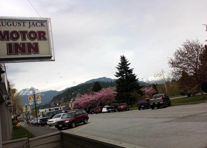 August Jack Motor Inn