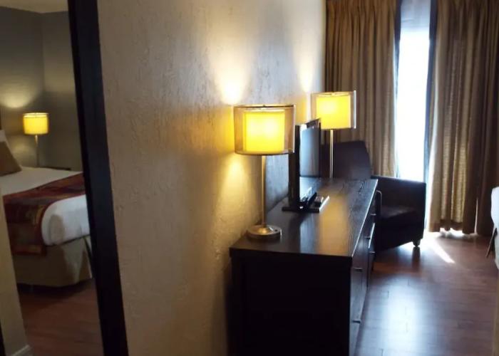 Auberge Shores Inn & Hotel