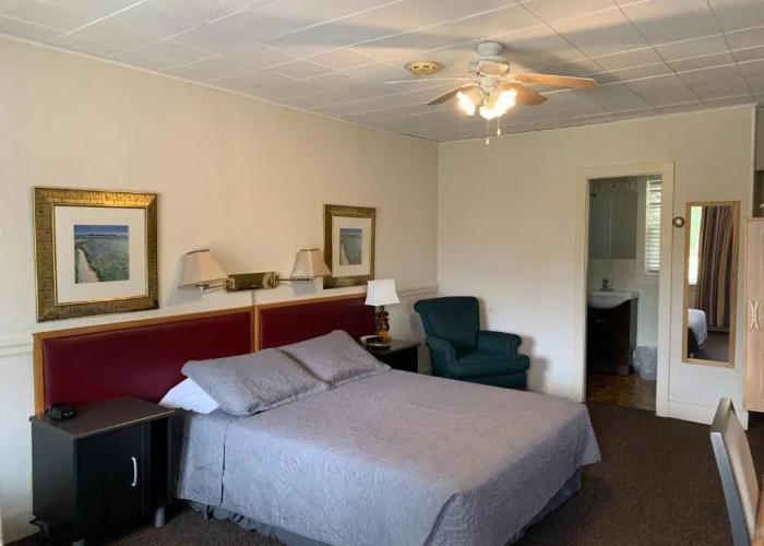 The Lionstone Inn Motel and Cottages