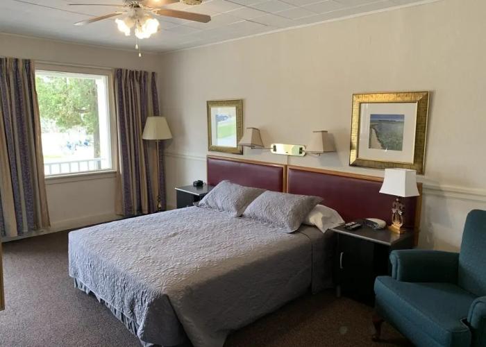 The Lionstone Inn Motel and Cottages