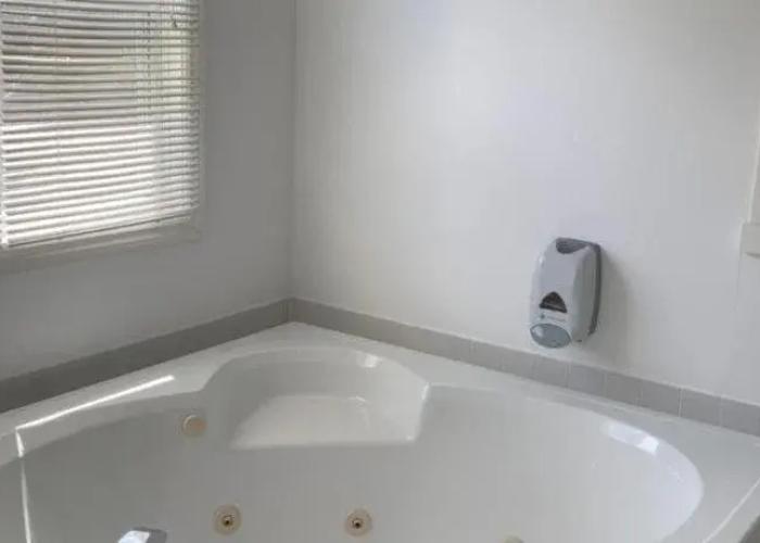 The Lionstone Inn Motel and Cottages