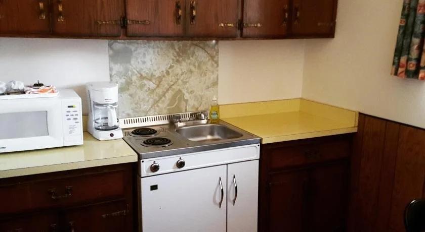 фото Maple Leaf Inn & Suites