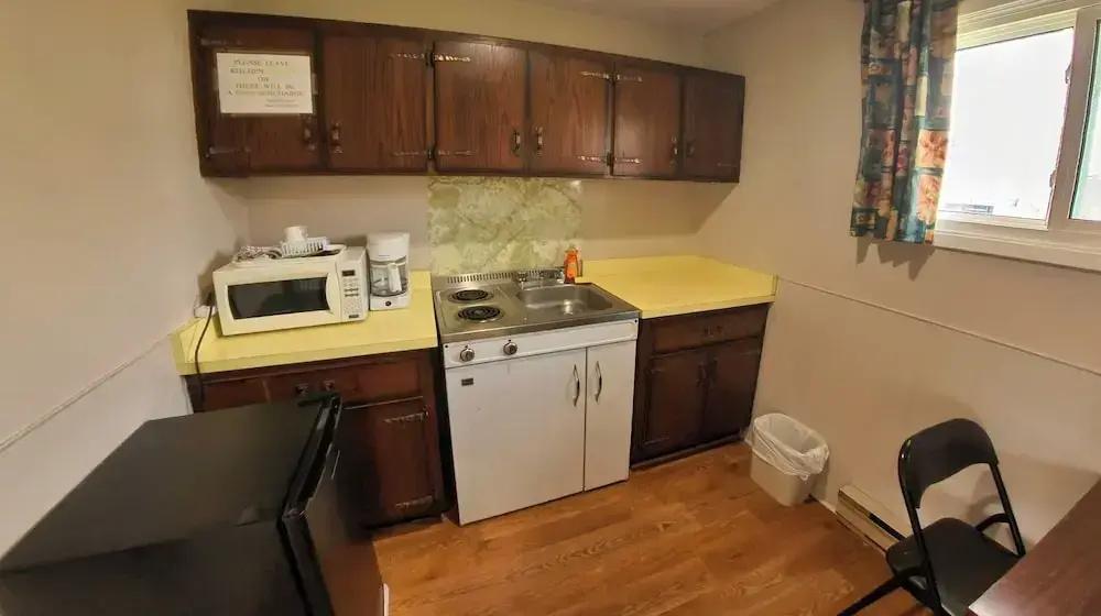 фото Maple Leaf Inn & Suites