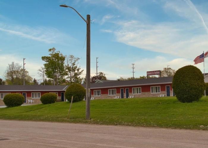 Maple Leaf Inn & Suites