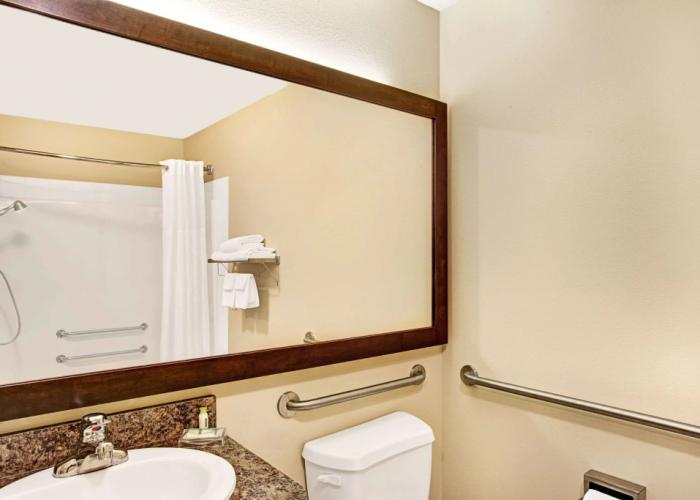 Super 8 by Wyndham Lachenaie/Terrebonne