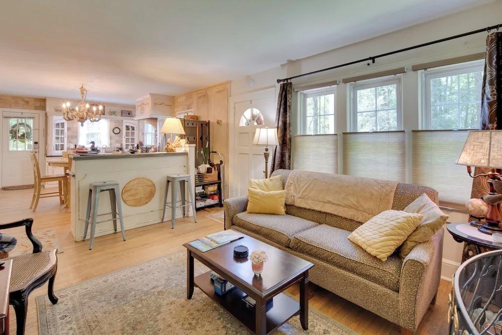 7 Mi to The Biltmore: 'Le Canard' Cottage w/ Porch