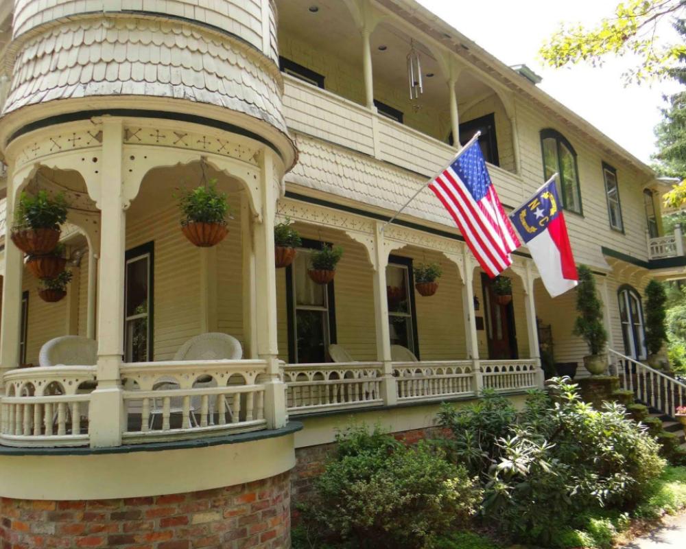Engadine Inn & Cabins