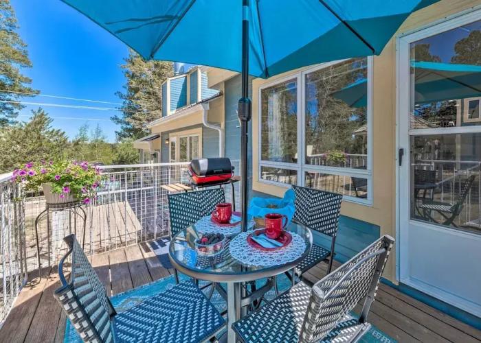 Eclectic Home w/ Deck: 4 Miles to Ski Cloudcroft!
