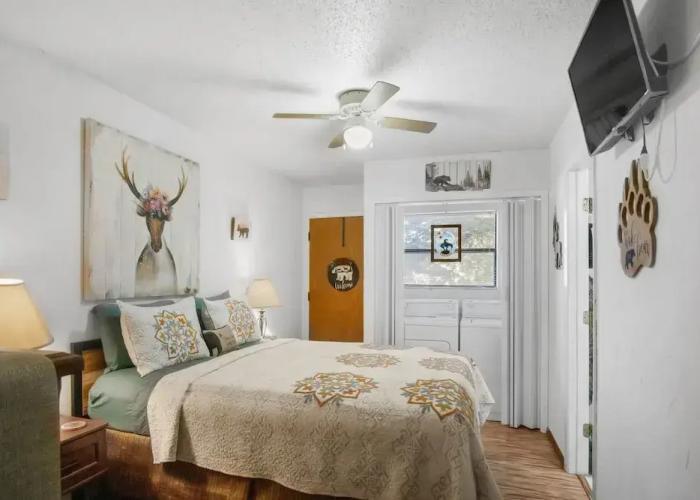 Eagle's Nest - Hot Tub, Deck & Prime Location 2 Bedroom Cabin