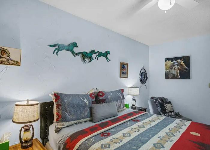 Eagle's Nest - Hot Tub, Deck & Prime Location 2 Bedroom Cabin