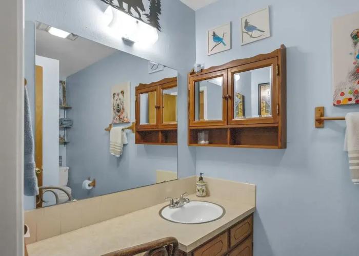 Eagle's Nest - Hot Tub, Deck & Prime Location 2 Bedroom Cabin