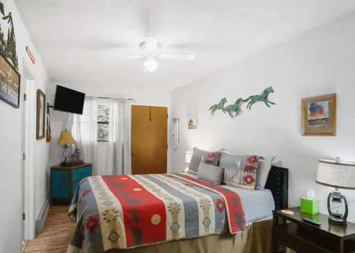 Eagle's Nest - Hot Tub, Deck & Prime Location 2 Bedroom Cabin