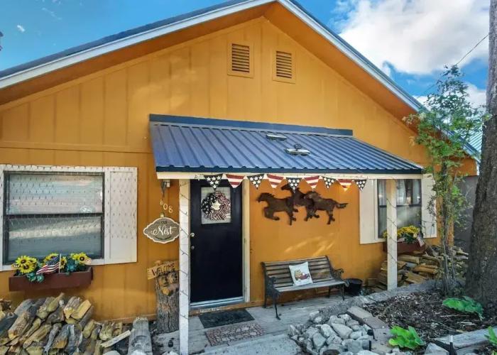 Eagle's Nest - Hot Tub, Deck & Prime Location 2 Bedroom Cabin