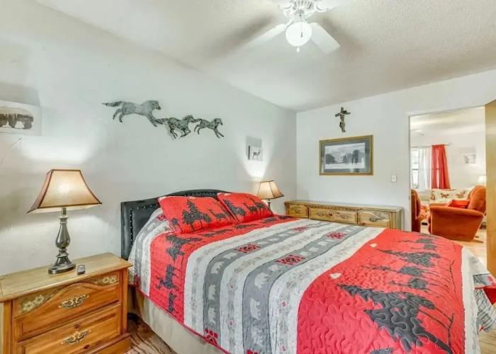 Eagle's Nest - Hot Tub, Deck & Prime Location 2 Bedroom Cabin