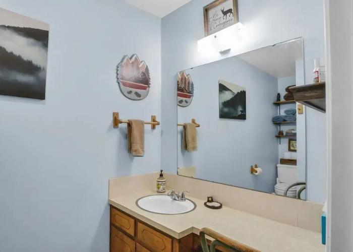 Eagle's Nest - Hot Tub, Deck & Prime Location 2 Bedroom Cabin