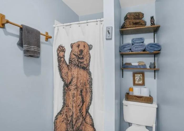 Eagle's Nest - Hot Tub, Deck & Prime Location 2 Bedroom Cabin