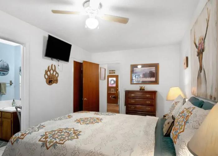 Eagle's Nest - Hot Tub, Deck & Prime Location 2 Bedroom Cabin