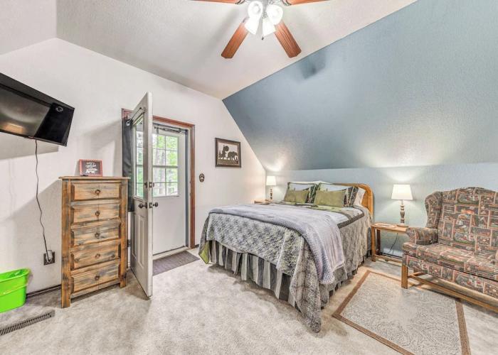 Quaint Cloudcroft Cabin w/ Stunning Forest Views!