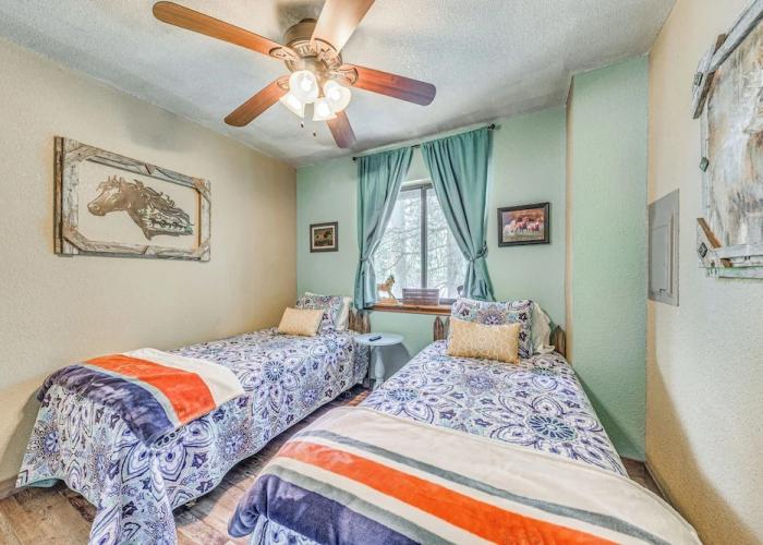 Quaint Cloudcroft Cabin w/ Stunning Forest Views!