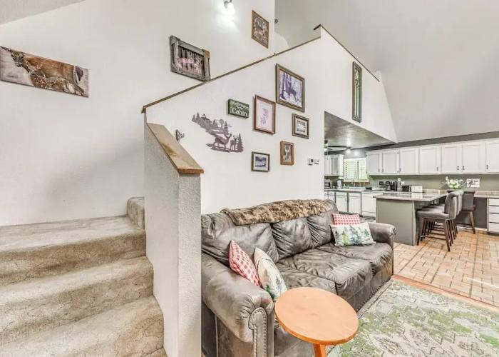 Quaint Cloudcroft Cabin w/ Stunning Forest Views!