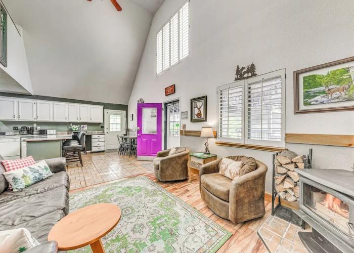 Quaint Cloudcroft Cabin w/ Stunning Forest Views!