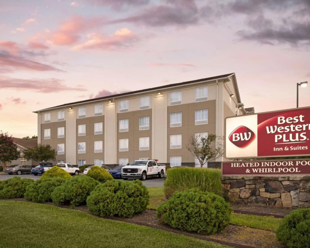 Best Western Plus Crossroads Inn & Suites