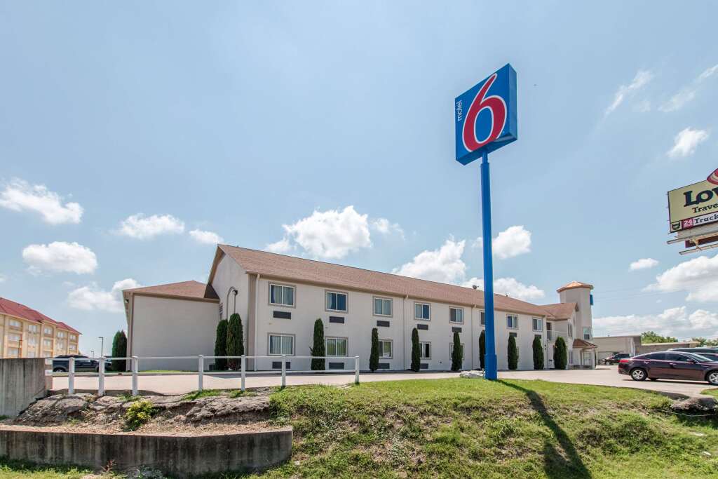 Motel 6 Hutchins
