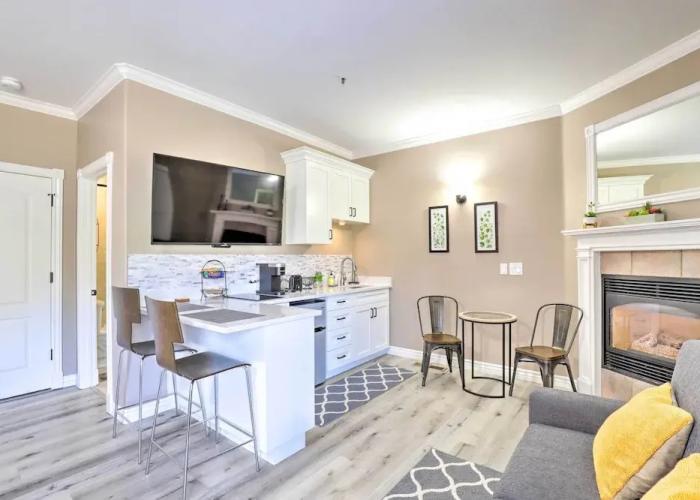 Peaceful Midway Studio w/ Mountain + Golf Views!