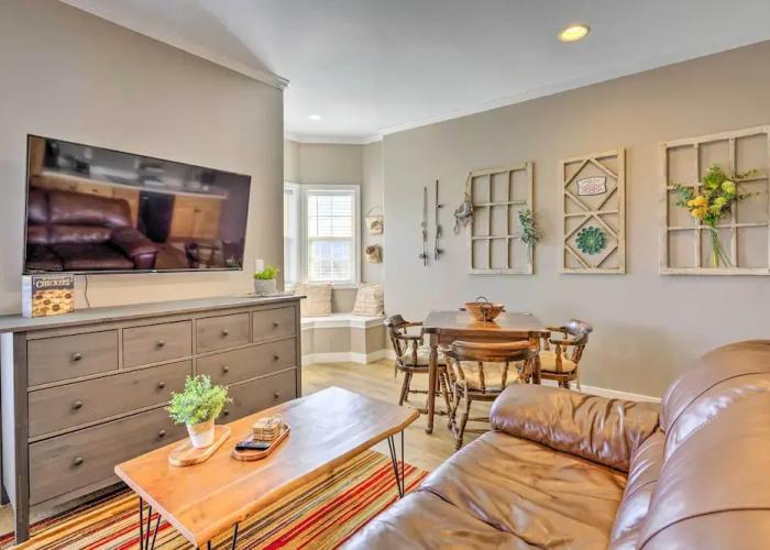 Large, Cozy Midway Studio w/ Mountain Views!