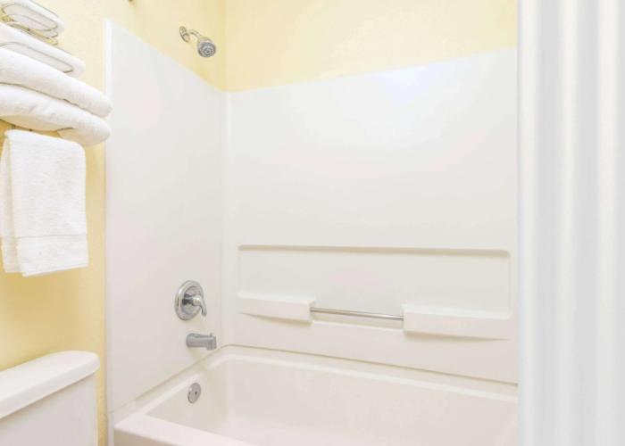 Super 8 by Wyndham Moriarty