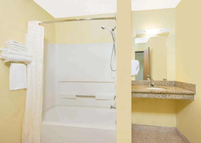 Super 8 by Wyndham Moriarty