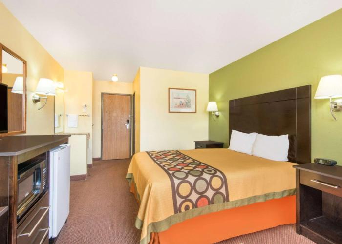 Super 8 by Wyndham Moriarty