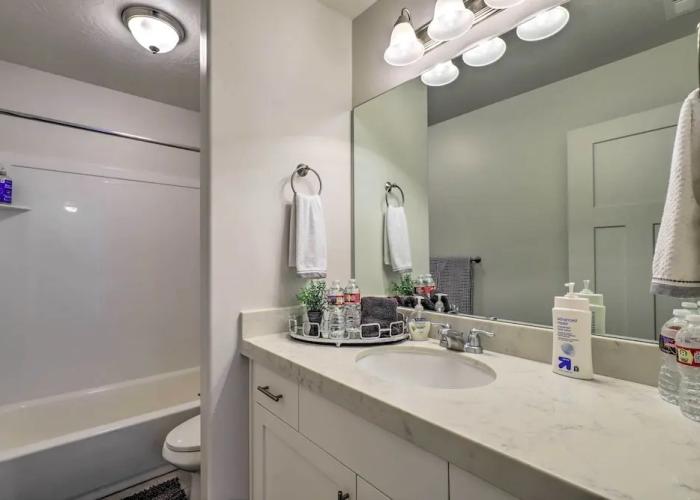 Lovely Vineyard Getaway < 1 Mi to Utah Lake!