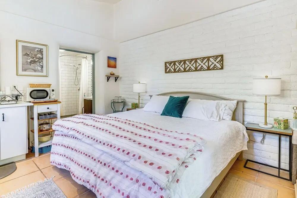 Casa Paloma Studio: Artsy & Airy w/ Hot Tub Access