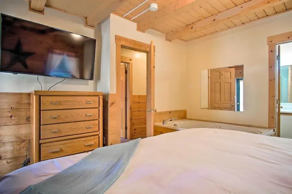 Rustic Rothbury Cabin w/ Resort Amenity Access!