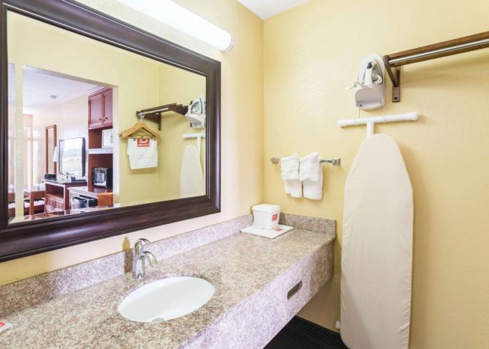 Econo Lodge White Pine Morristown I-81 & I-40 Split