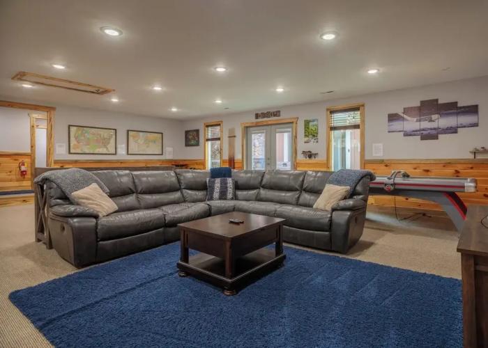 Hot Tub & Mini Golf: Mtn-view Haven in Kodak!