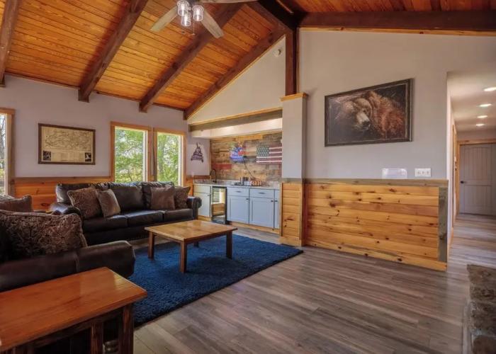 Hot Tub & Mini Golf: Mtn-view Haven in Kodak!