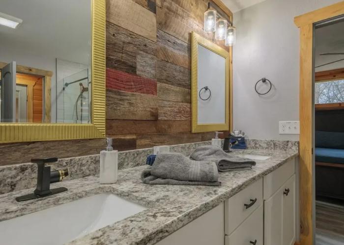 Hot Tub & Mini Golf: Mtn-view Haven in Kodak!