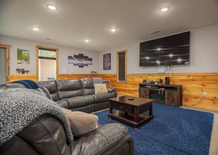 Hot Tub & Mini Golf: Mtn-view Haven in Kodak!