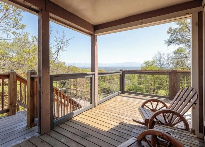 Hot Tub & Mini Golf: Mtn-view Haven in Kodak!