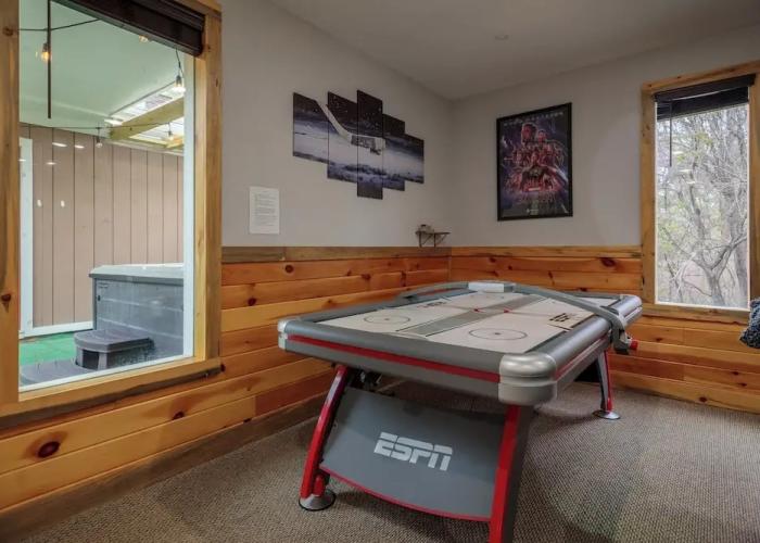 Hot Tub & Mini Golf: Mtn-view Haven in Kodak!